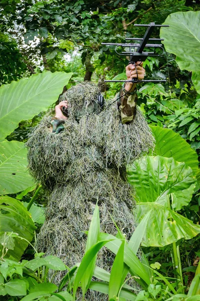 Een ornitholoog met behulp van radio telemetrie, bijhouden om te zoeken naar een vogel Stockafbeelding