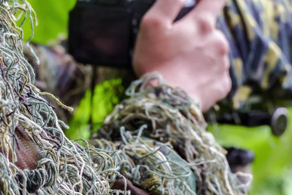 Camouflage wildlife fotograaf in de ghillie suit werken in het wild Rechtenvrije Stockafbeeldingen