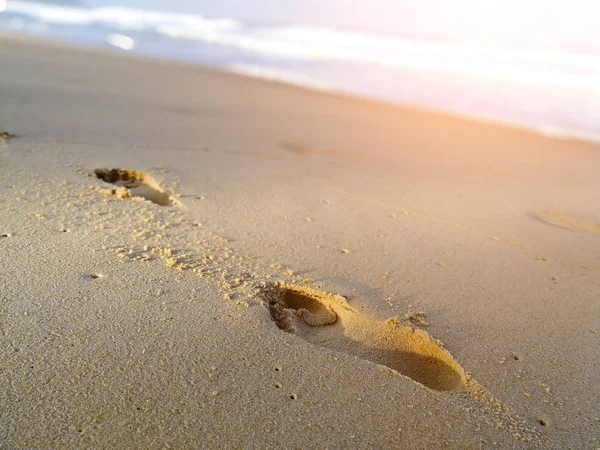 Pegadas na praia de areia tropical ótimo para anúncios de férias — Fotografia de Stock