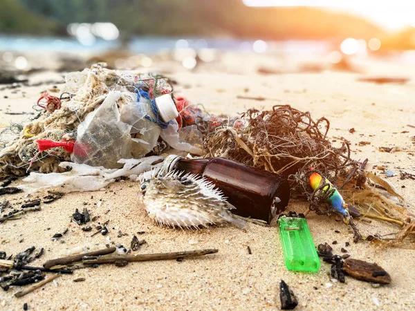 Verschmutzungen und Müll am Strand — Stockfoto