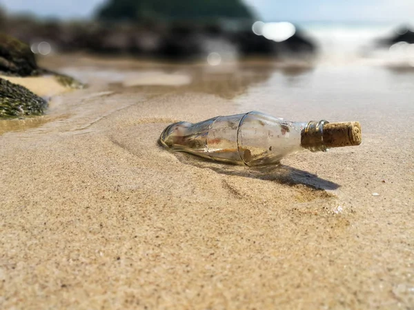 Garrafa e uma mensagem no litoral — Fotografia de Stock