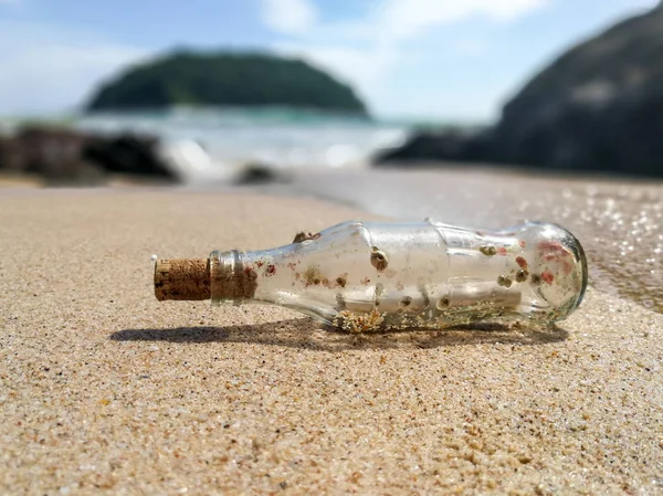 Garrafa e uma mensagem no litoral — Fotografia de Stock