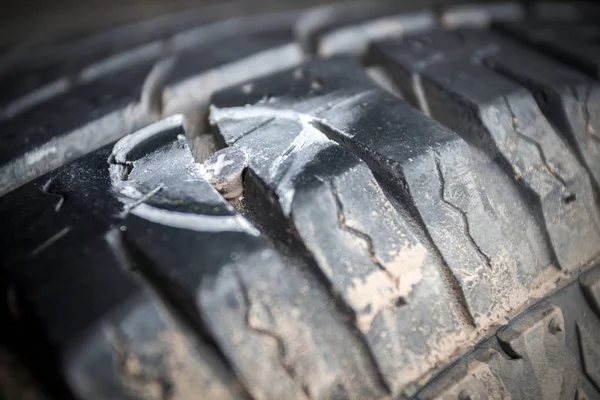 Schraube im Laufflächenauto — Stockfoto