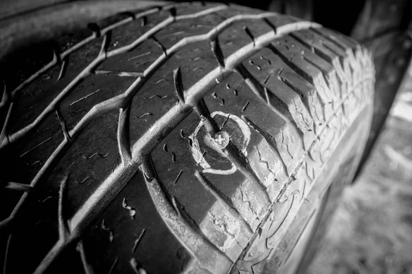 Schraube im Laufflächenauto — Stockfoto