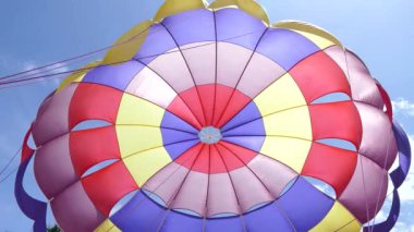 para yelken mavi gökyüzüne karşı havada yüzen