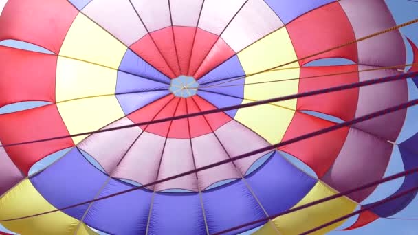 Para Voile Flottant Dans Les Airs Contre Ciel Bleu — Video