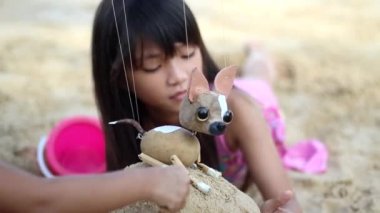 çöp chihuahua kukla ile arka planda küçük kız