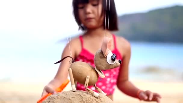 Sorella Sorella Stanno Giocando Spiaggia Con Burattino Chihuahua — Video Stock