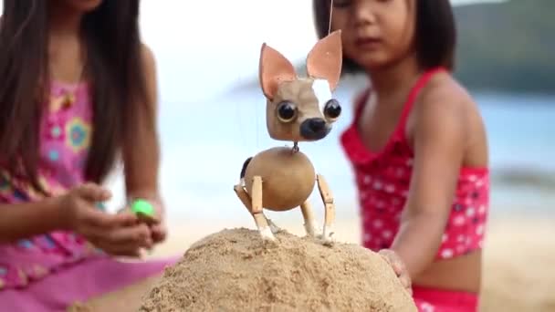 Sorella Sorella Stanno Giocando Spiaggia Con Burattino Chihuahua — Video Stock