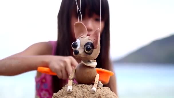 Zuster Zus Spelen Het Strand Met Chihuahua Puppet — Stockvideo