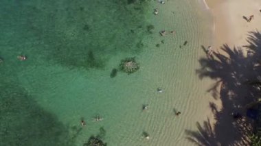 Turistler Andaman Denizi 'nin berrak sularında yüzerler..