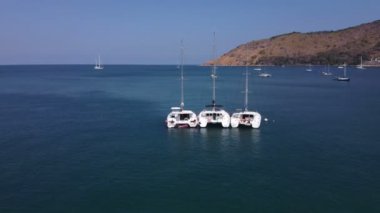 Üç yelkenli güzel bir körfeze dizildi..