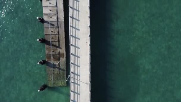 沿防波堤桥的空中俯瞰 — 图库视频影像