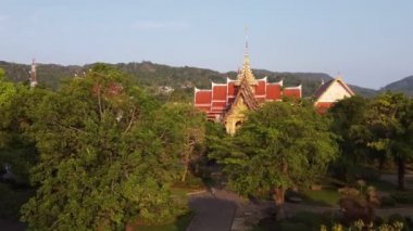 Chalong Tapınağının ters dönmüş çan şekli.