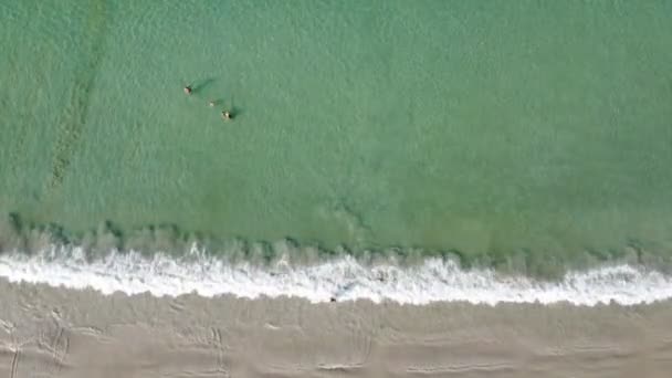 Vue Aérienne depuis le haut vers le bas exercice matinal sur la plage 