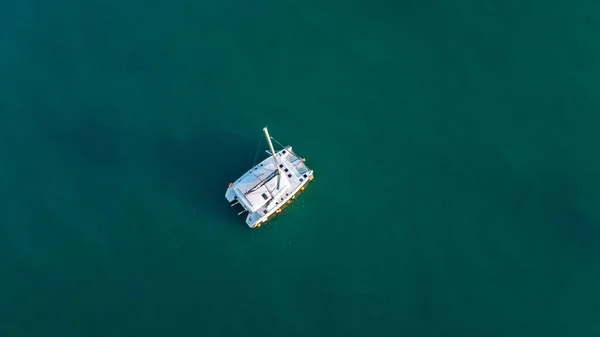 Drone Captures High Angle View Catamaran Sailboats Moored Tranquil Bay — Stock Photo, Image