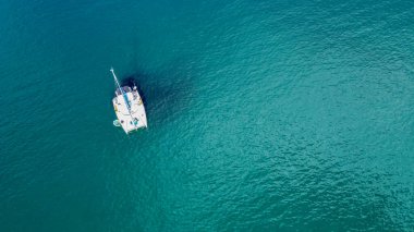 İnsansız hava aracı, Andaman denizine demirlemiş katamaran yelkenlilerinin yüksek açılı görüntüsünü yakalıyor..