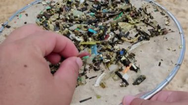 Araştırmacılar örnekleri topluyor ve filtreyle mikro plastik atıklarını rastgele kontrol ediyorlar..