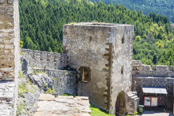 Torre de vigia da velha fortaleza com um portão — Fotografia de Stock