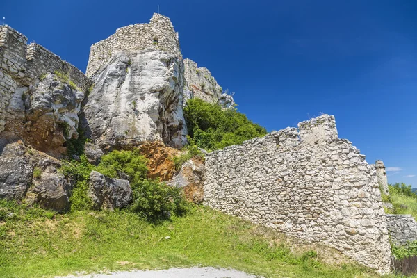 Befästningar på klipporna — Stockfoto