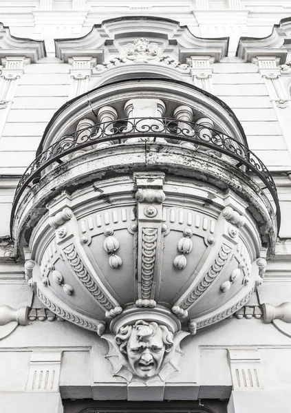 Decoratieve fretwork op het balkon — Stockfoto