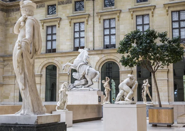 Large hall with a glass roof and a large number of sculptures — Stock Photo, Image