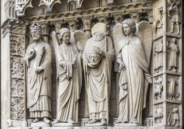 Cephesinde azizlerin heykelleri