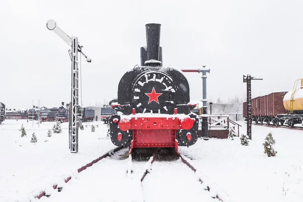 Vecchia locomotiva nera con grande stella rossa — Foto Stock