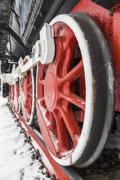 Obrovské červené kovové kola — Stock fotografie
