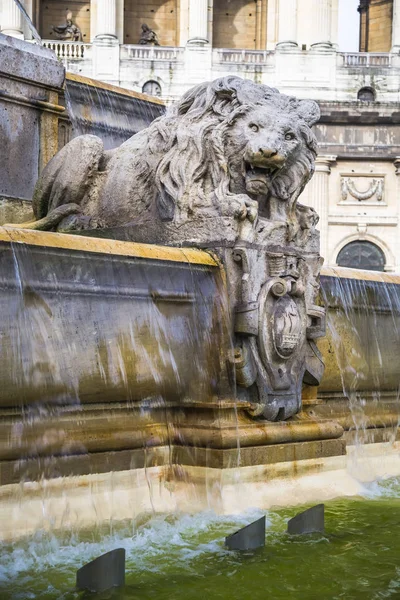 サン = シュルピス教会の前にライオンの彫刻 — ストック写真