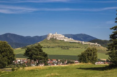 Eski beyaz taş castle ile manzara