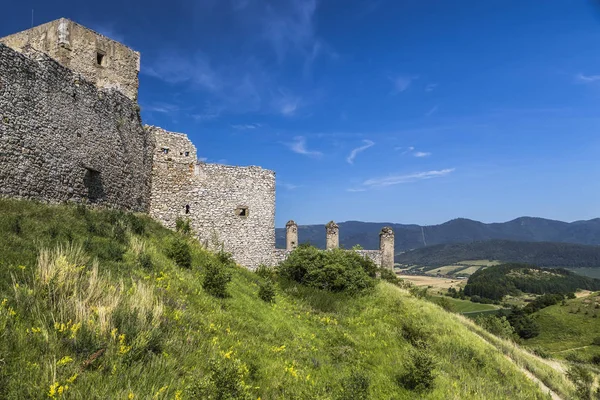 Landskap med fragment av medeltida slott — Stockfoto