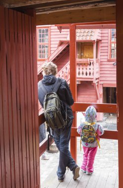 Balkonda duran insanlar