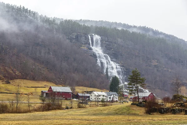 Waterval in de buurt van de nederzetting in Noorwegen — Stockfoto