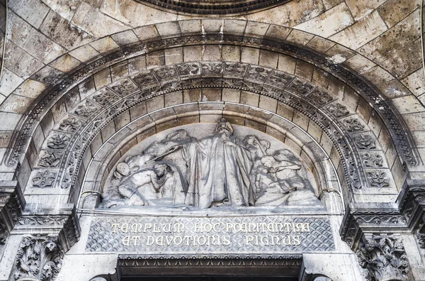 Bas-relief above the entrance — Stock Photo, Image