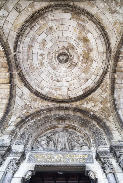 Gewölbe über dem Eingang zur Basilika des Heiligsten Herzens Jesu — Stockfoto