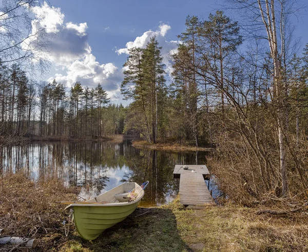 Lago com um barco e instalações para a pesca — Fotografia de Stock