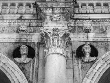 tarihi bir binada Palazzo Loggia cephe