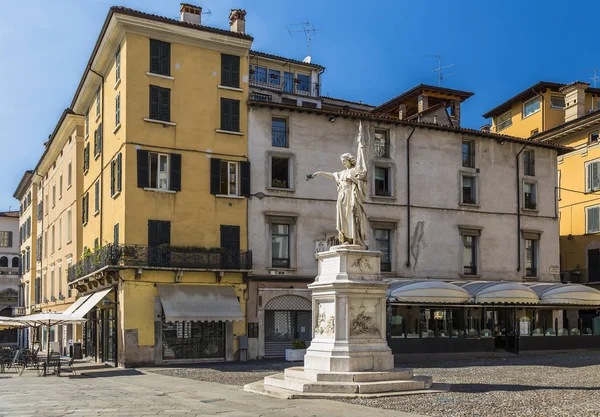 Piazza della Loggia e Monumento ao povo insurgente — Fotografia de Stock