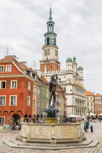 Rathaus und Brunnen — Stockfoto