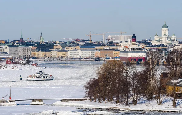 View of the city and navigation in the port — Stock Photo, Image