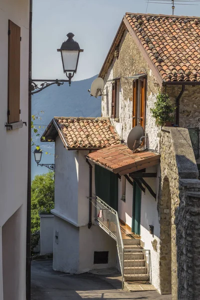 Kleine Straße einer kleinen italienischen Stadt — Stockfoto