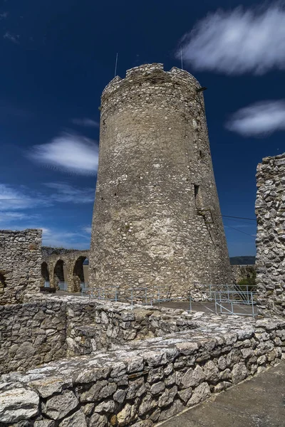 En runda tornet i övre slottet — Stockfoto