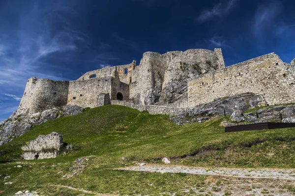 Vit sten slott i Slovakien — Stockfoto
