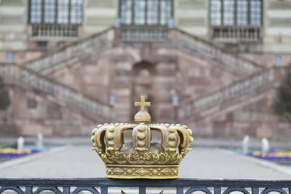 Crown on the fence of the royal palace — Stock Photo, Image