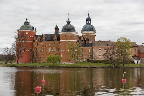 Castillo Gripsholm se encuentra en una isla en el lago Malaren —  Fotos de Stock