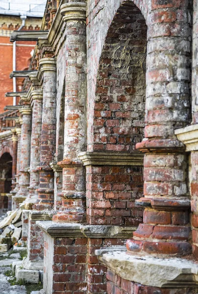 Alvenaria de tijolo das abóbadas de um mosteiro antigo — Fotografia de Stock