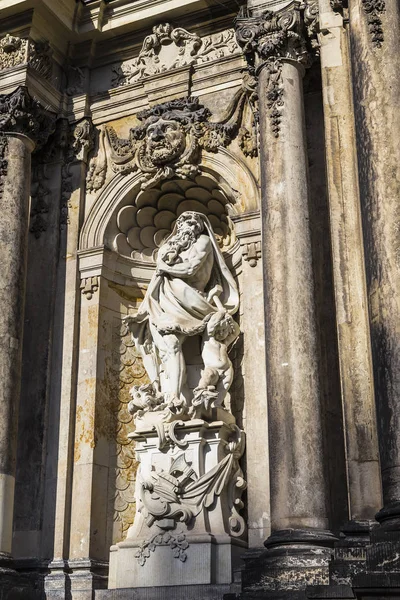 Socha ve výklenku v bráně Zwinger — Stock fotografie