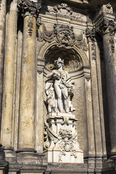 ツヴィンガー宮殿の門を飾るニッチの彫刻します。 — ストック写真