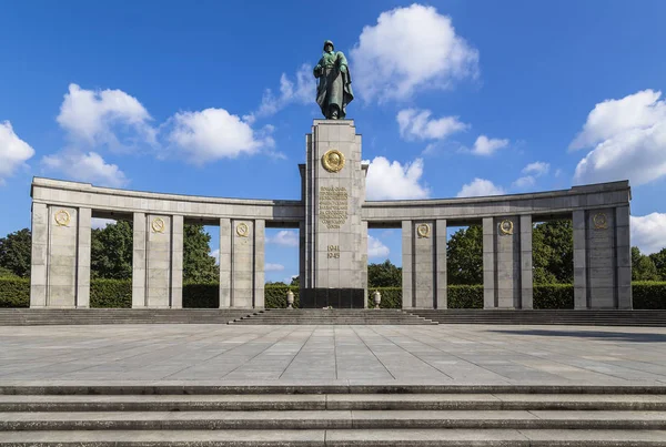 Пам'яті полеглих радянським воїнам — стокове фото